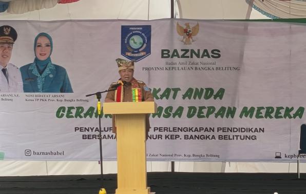 Gubernur Salurkan Bantuan Seragam dan Perlengkapan Sekolah untuk Siswa Kurang Mampu