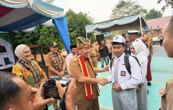 Gubernur Salurkan Bantuan Seragam dan Perlengkapan Sekolah untuk Siswa Kurang Mampu - Foto 2